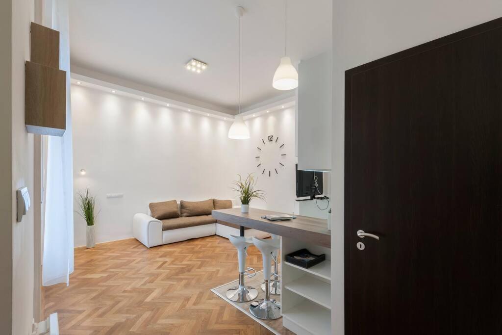 Szent Istvan Ter 4 Next To Basilica A 1 Bedroom Budapest Exteriör bild