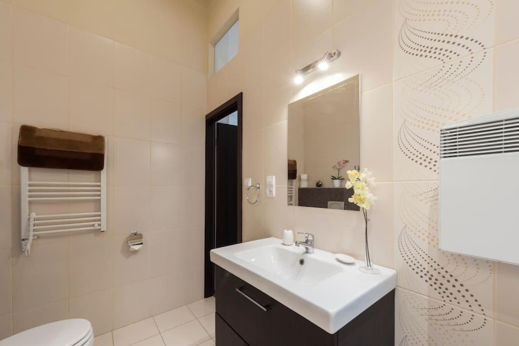 Szent Istvan Ter 4 Next To Basilica A 1 Bedroom Budapest Exteriör bild
