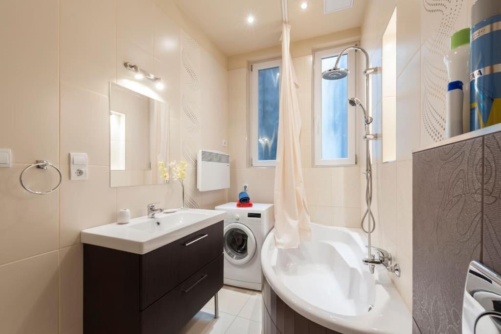 Szent Istvan Ter 4 Next To Basilica A 1 Bedroom Budapest Exteriör bild