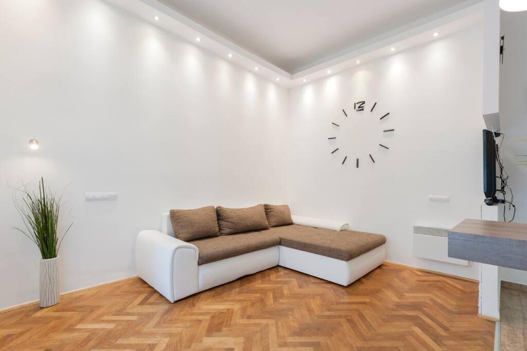 Szent Istvan Ter 4 Next To Basilica A 1 Bedroom Budapest Exteriör bild