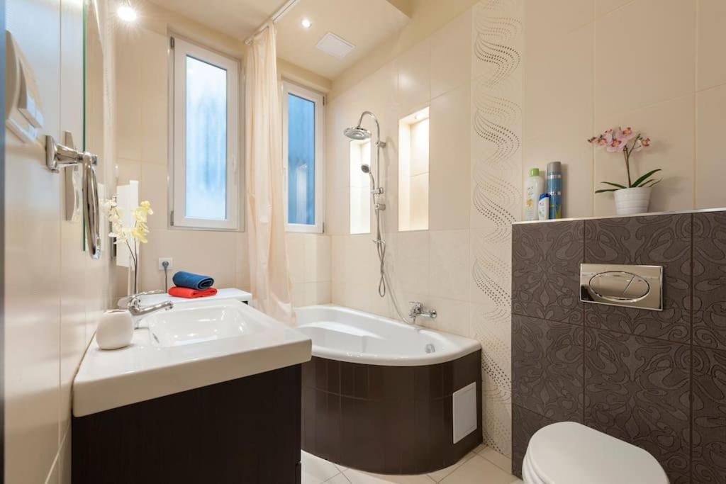 Szent Istvan Ter 4 Next To Basilica A 1 Bedroom Budapest Exteriör bild